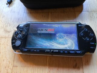 PSP 2004 con funda, memoria 2gb, cargador y juego
