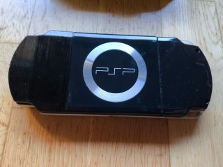 PSP 2004 con funda, memoria 2gb, cargador y juego