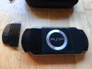 PSP 2004 con funda, memoria 2gb, cargador y juego