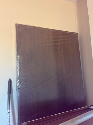 Puerta de madera oscura