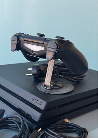 PS4 Pro + Juegos + Mando + cables
