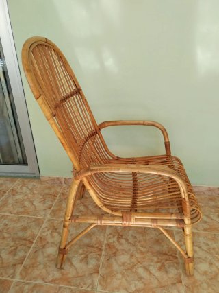 Sillón de mimbre y bambú.
