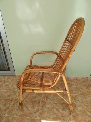 Sillón de mimbre y bambú.