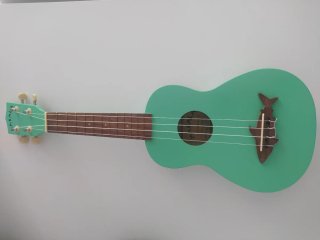 Ukelele Makala Soprano. Color verde menta.