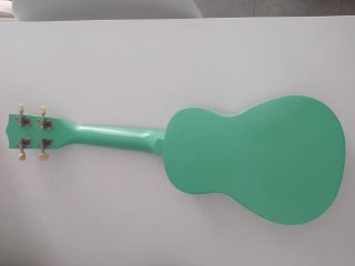 Ukelele Makala Soprano. Color verde menta.