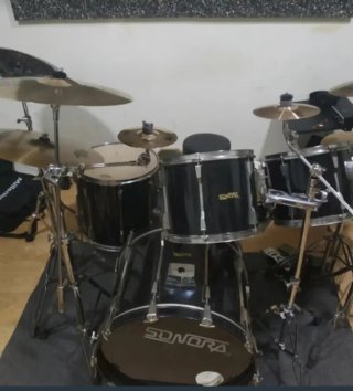 Batería de percusión negra