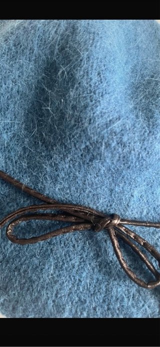 Gorro de Angora Azul con Lazo Marrón