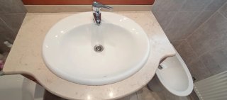 Mueble de baño + lavabo y grifo de Roca + espejo
