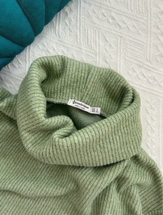 Jersey Stradivarius cuello alto verde Talla S
