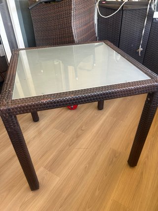 Mesa y 4 Sillas Terraza Mimbre y Cristal.