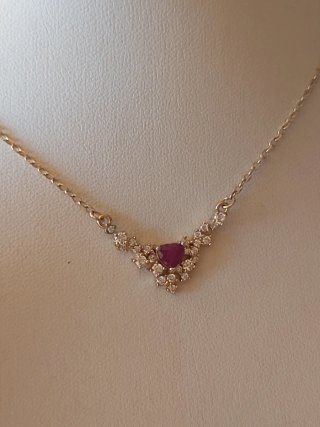 Collar con rubí corte corazón