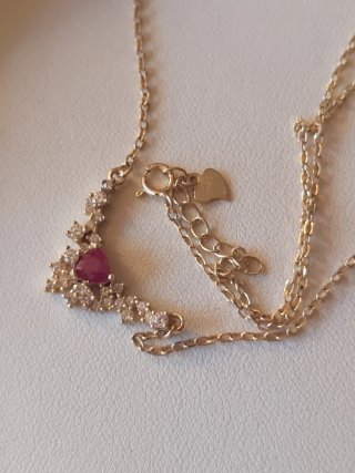 Collar con rubí corte corazón