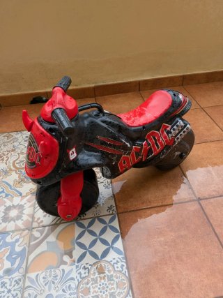 Triciclo infantil con manillar y asiento