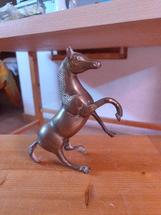 Figura de caballo de bronce