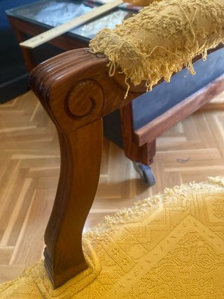 Butaca antigua de madera y tela