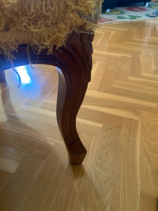 Butaca antigua de madera y tela