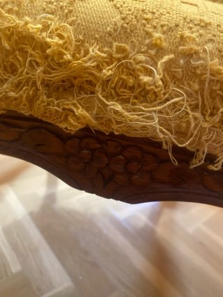 Butaca antigua de madera y tela