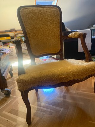 Butaca antigua de madera y tela