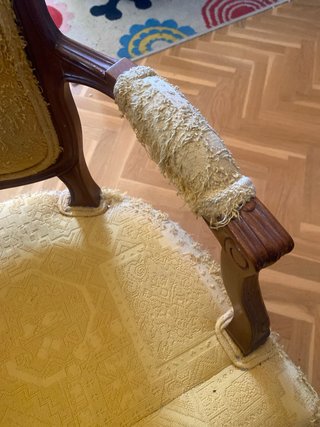 Butaca antigua de madera y tela