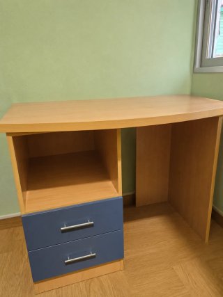 Escritorio madera con cajones