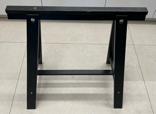 Escritorio blanco de 200 x 60 y caballetes negros