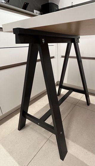 Escritorio blanco de 200 x 60 y caballetes negros