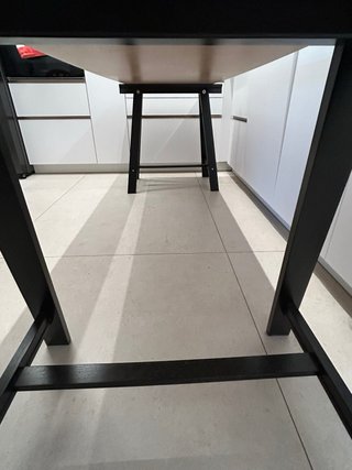 Escritorio blanco de 200 x 60 y caballetes negros