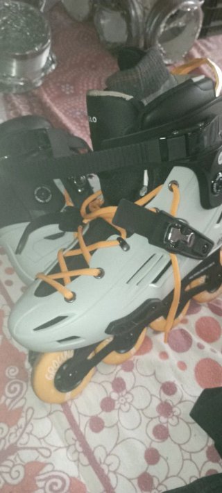 Patines en línea con protecciones