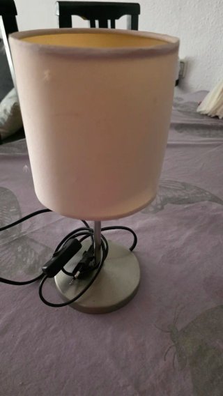 Lámpara de mesa la pantalla esta rota