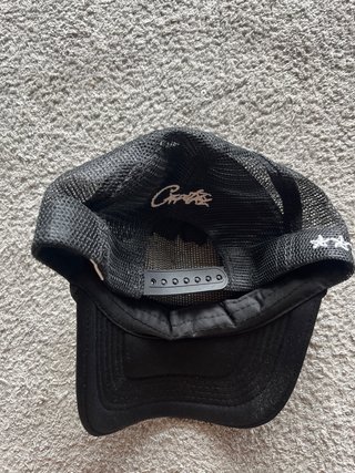 Gorra negra con estrellas y logo