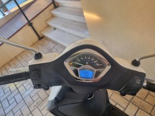 Piaggio Liberty Scooter Blanca y Negra