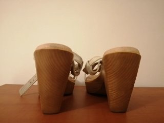 Sandalias de piel con tacón