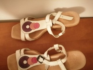 Sandalias de piel con tacón