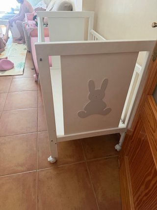 Cuna de bebé blanca con diseño de conejo