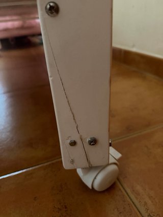 Cuna de bebé blanca con diseño de conejo