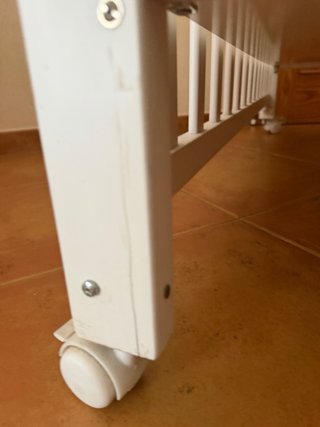 Cuna de bebé blanca con diseño de conejo