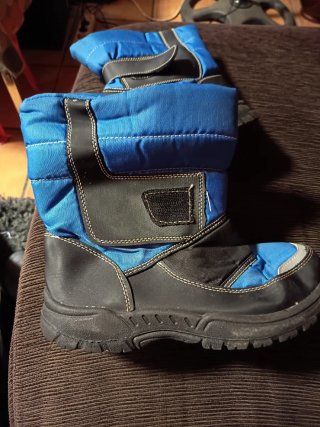 Botas de nieve azules y negras