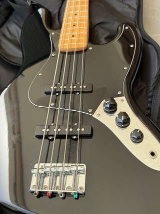 Bajo Squier + Amplificador Fender Rumble 25