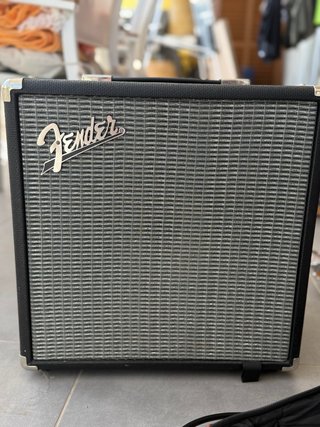 Bajo Squier + Amplificador Fender Rumble 25
