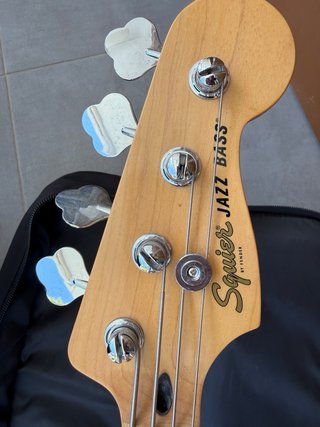 Bajo Squier + Amplificador Fender Rumble 25