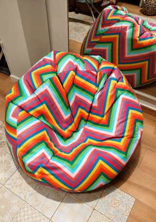 Puf multicolor con diseño zigzag