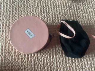 Caja y bolsa Tous rosa y negra