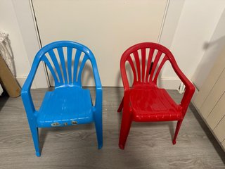 Sillas infantiles de plástico (2 unidades)