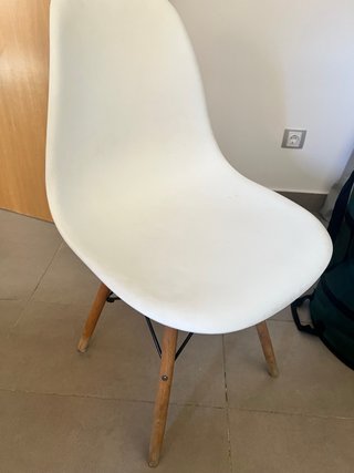 Silla blanca y madera