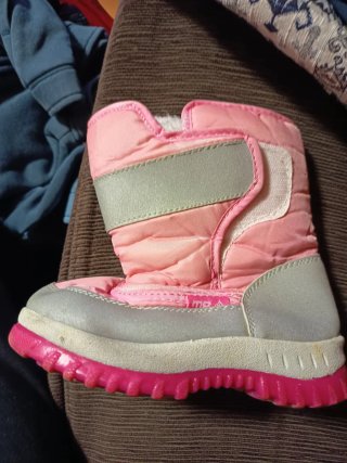 Botas de nieve rosas y grises