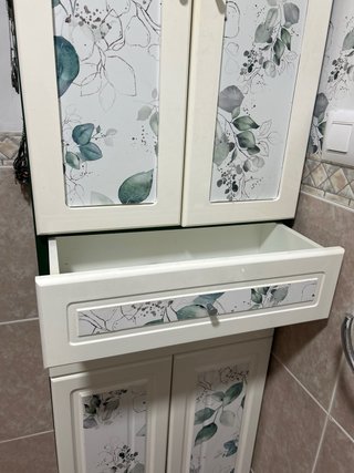 Mueble de baño verde y blanco