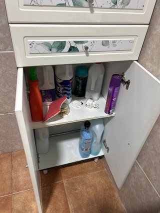 Mueble de baño verde y blanco