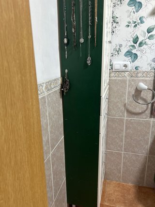 Mueble de baño verde y blanco