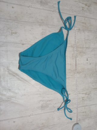 Bikini azul con tiras solo parte de abajo.