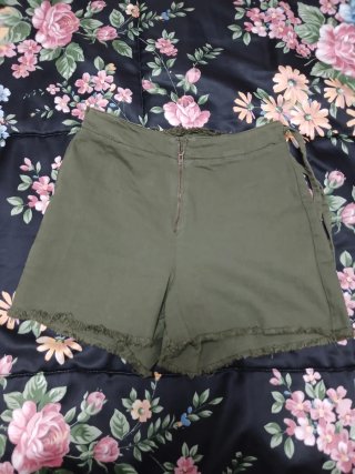Falda pantalón verde militar talla S.  Sin marca.